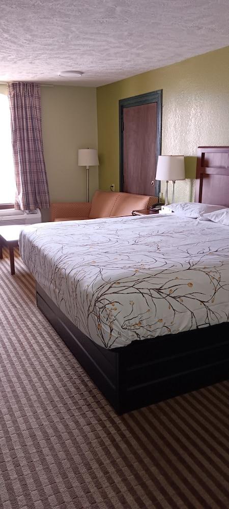 King Suite at Americana Inn, photo 2